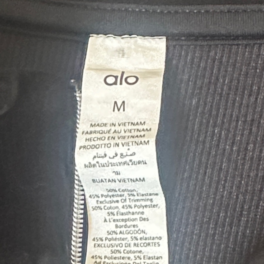 ALO Yoga Black Crop Top - Picture 3 of 6